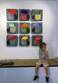 Stéphane BRAUD - installation 9 pots et la petite fille.jpg