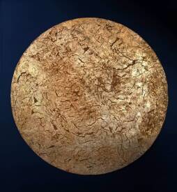 Valérie de LAUBRIERE - Terre d’or  90cm diam. Liant,pigment,cuivre sur bois 2023