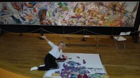 Catherine DELPECH - Catherine Delpech devant sa fresque lors de l'exposition de Cazals (82) en 2024