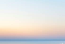 Myriam VÉJUS - série "Abrasion" État de Lumière AB208 Mer Égée, Archipel des Cyclades, Santorin. 2025 . - Photographie et art numérique impression sur plexiglass transparent de 0,5 cm d'épaisseur avec débord de 5 cm et fixation sur entretoises en aluminium. Format 64 x