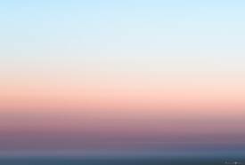 Myriam VÉJUS - série "Abrasion" État de Lumière AB207 Mer Égée, Archipel des Cyclades, Santorin. 2025 . - Photographie et art numérique impression sur plexiglass transparent de 0,5 cm d'épaisseur avec débord de 5 cm et fixation sur entretoises en aluminium. Format 64 x