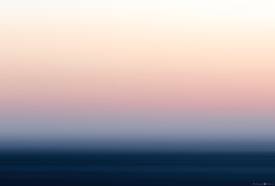 Myriam VÉJUS - série "Abrasion" État de Lumière AB212 Mer Égée, Archipel des Cyclades, Santorin. 2025 . - Photographie et art numérique impression sur plexiglass transparent de 0,5 cm d'épaisseur avec débord de 5 cm et fixation sur entretoises en aluminium.