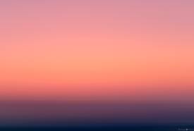 Myriam VÉJUS - série "Abrasion" État de Lumière AB213 Mer Égée, Archipel des Cyclades, Santorin. 2025 . - Photographie et art numérique impression sur plexiglass transparent de 0,5 cm d'épaisseur avec débord de 5 cm et fixation sur entretoises en aluminium.