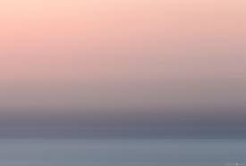 Myriam VÉJUS - série "Abrasion" État de Lumière AB214 Mer Égée, Archipel des Cyclades, Santorin. 2025 . - Photographie et art numérique impression sur plexiglass transparent de 0,5 cm d'épaisseur avec débord de 5 cm et fixation sur entretoises en aluminium.