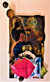 Sylvain ZABETH - 1)1990 Paris 'Les escargots' accumulation d'objets divers, peinture acrylique et papier collé sur pièce de bois posée sur égouttoir à vaisselle 67x34cm (2).jpg