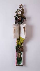 Sylvain ZABETH - 1989 'Marguerite Duras. L'homme coupeur d'eau' charnière de trépied en bois avec livre et accumulation d'objets divers, peinture acrylique 80 x24cm.JPG