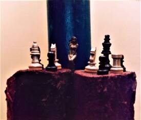 Sylvain ZABETH - 1)Détail)1988 usa New-York 'il n'y a pas d'amour heureux' Carton et rondins de bois avec accumulation d'objets divers posés sur échiquier bois, peinture acrylique 125x22cm.jpg
