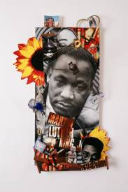 Sylvain ZABETH - 1991 Paris 'Martin Luther Kings'collage papier ,carton , accumulation d'objets divers , peinture acrylique sur porte de meuble en bois  77x39cm.jpg