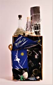 Sylvain ZABETH - 1991 Paris 'un été Parisien' Caisse à champagne en bois, collage papier avec carton, peinture acrylique et accumulation d'objets divers 87 x40cm.JPG